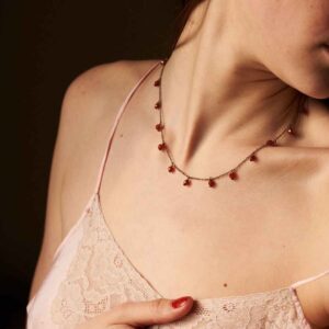 Collana bon-ton con piccole pietre pendenti